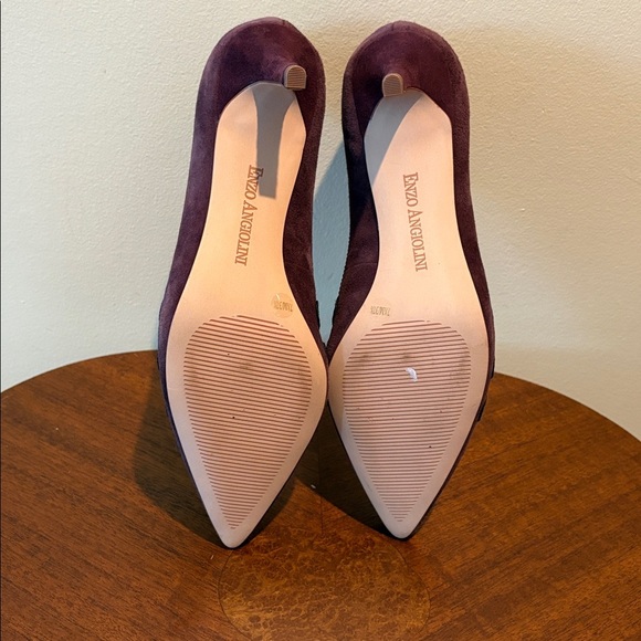 Enzo Angiolini pumps 2.5” heeled shoes suede purple plum Navy trim
Size 7.5 - Picture 9 of 11